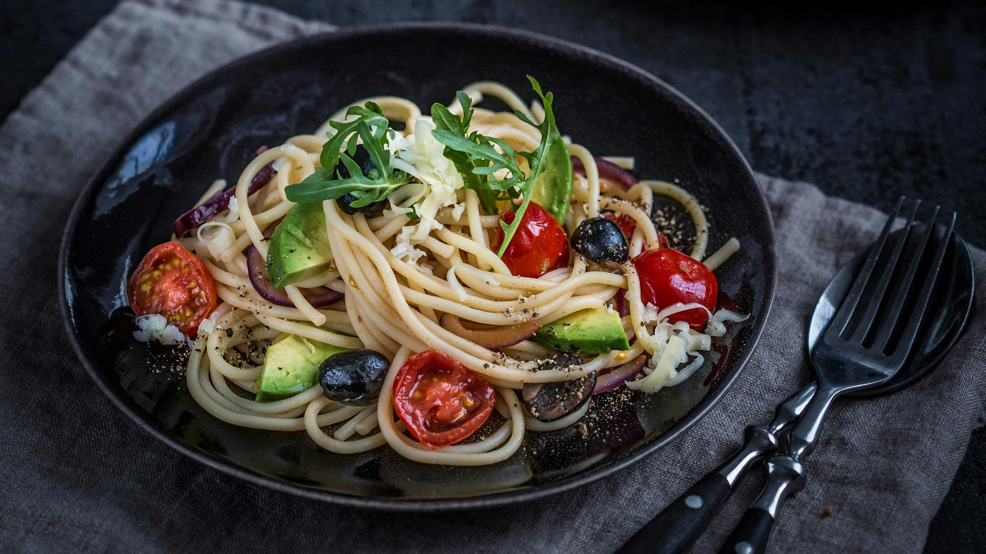 Spaghetti mit Kirschtomaten und Avocado | Rezept | FOODBOOM