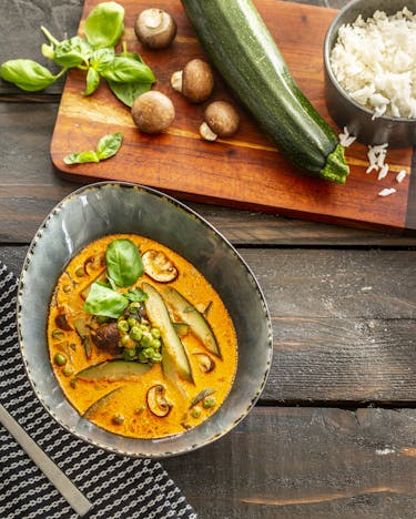 Schnelles Curry mit Zucchini, Champignons und Erbsen