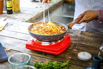 Spaghetti Mit Thunfisch Und Sardellen Nudeln Schwenken