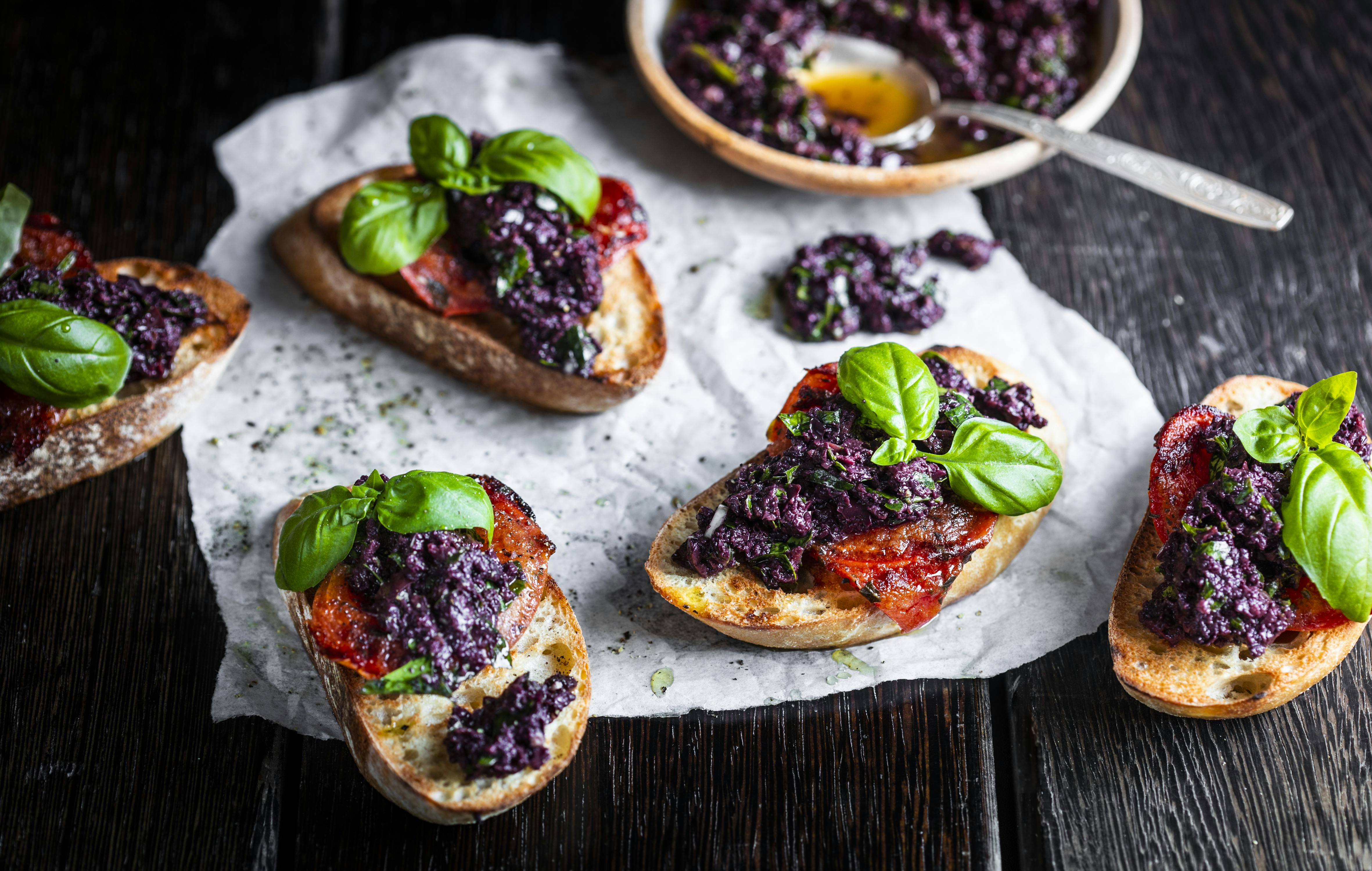 Crostini mit Oliventapenade und Tomaten | Rezept | FOODBOOM