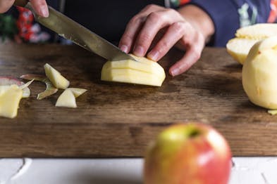 Geviertelte Äpfel leicht einritzen, ohne sie ganz durchzuschneiden.