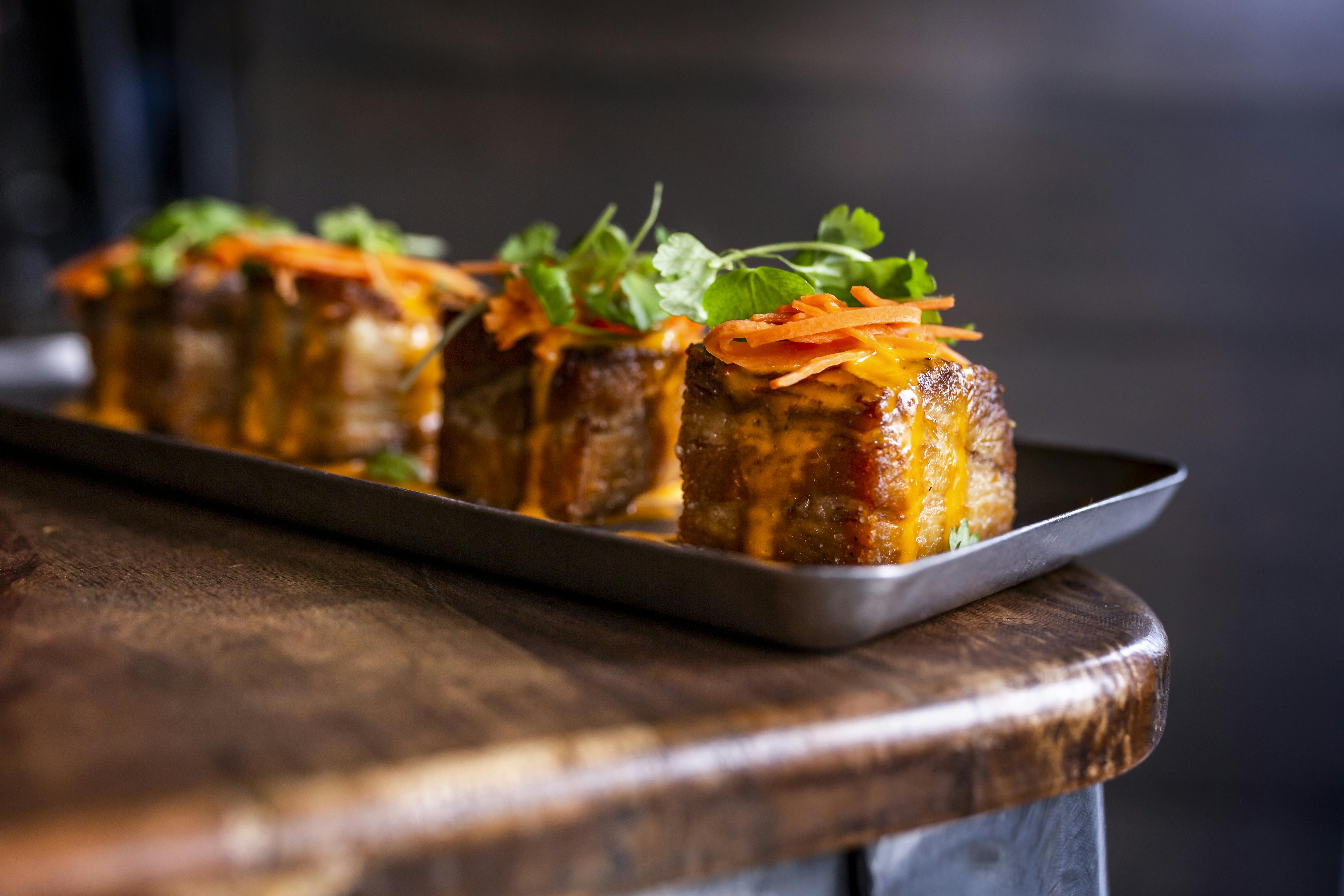 Pork Belly buffalo mit Blauschimmelkäse-Sauce | Rezept | FOODBOOM