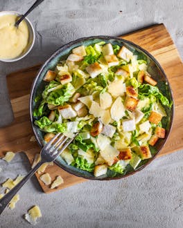 Grüner Salat mit Croutons und Knoblauch-Dressing