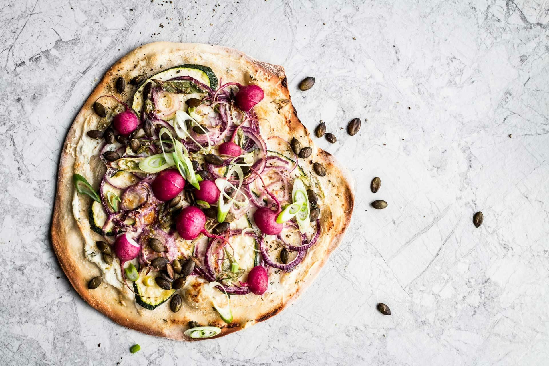 Pizza mit Ricotta und Radieschen | Rezept | FOODBOOM