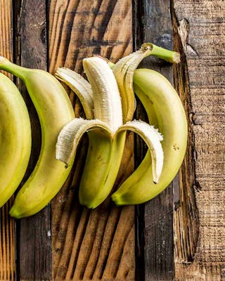 Bananen aneinander aufgereiht