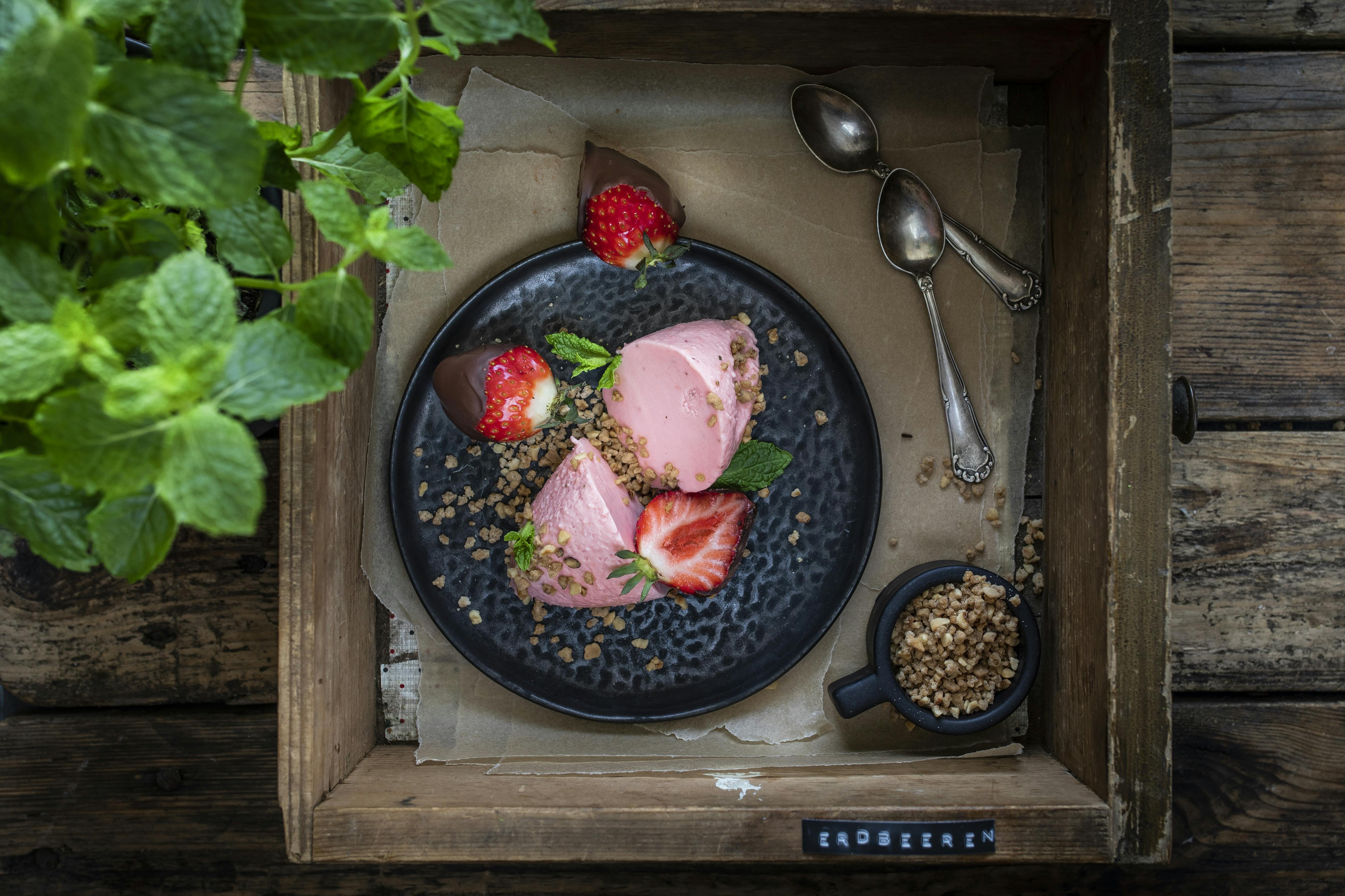 Erdbeermousse mit dunkler Schokolade | Rezept | FOODBOOM