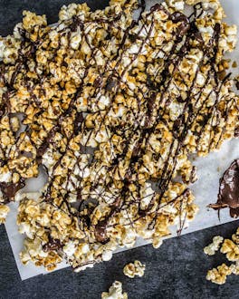 Popcorn mit Karamell und Schokolade auf Backpapier.