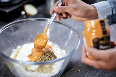Maille Senf à la Provencale in die Mehlmischung mit Ei und Sahne geben.
