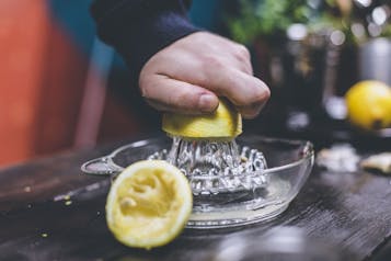 Zitronensaft auspressen für Erbsenaufstrich