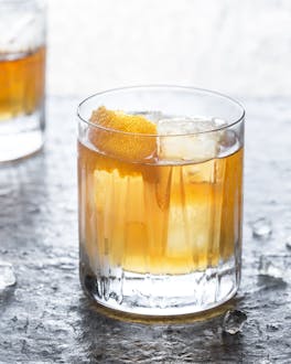 Vieux Carré Cocktail mit Whiskey, Cognac und Bitters in einem Tumblerglas.