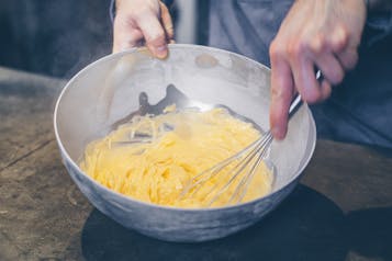 Crema pasticcera in Schüssel kalt rühren