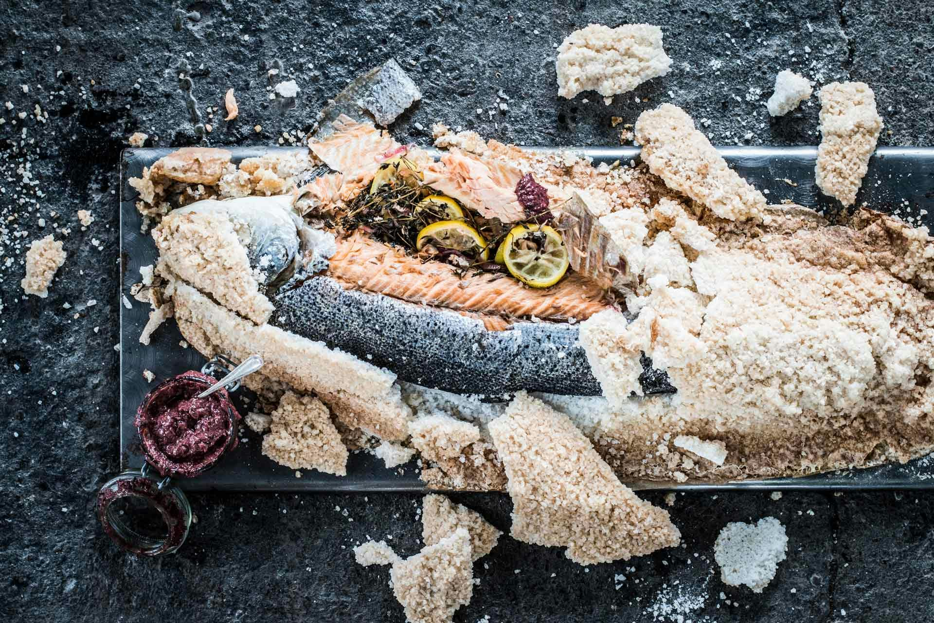 Lachs in Salzkruste | Rezept | FOODBOOM