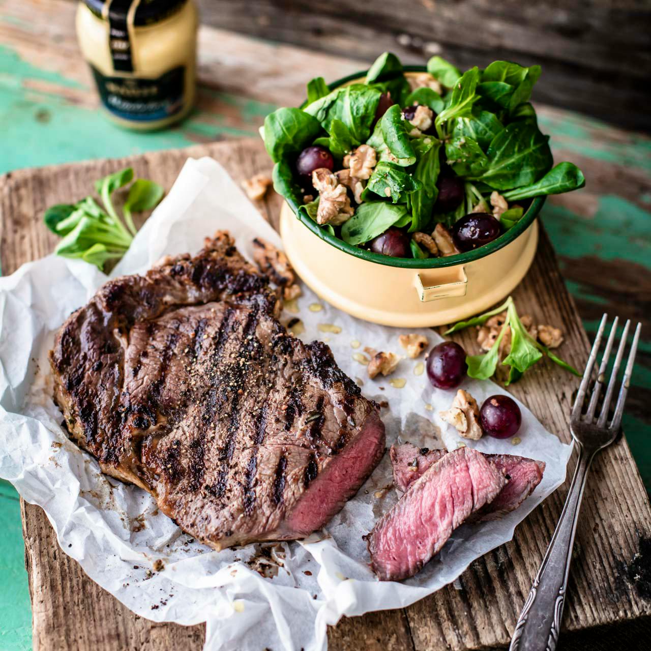 Steak mit Walnuss-Senf-Marinade und frischem Salat | Rezept | FOODBOOM