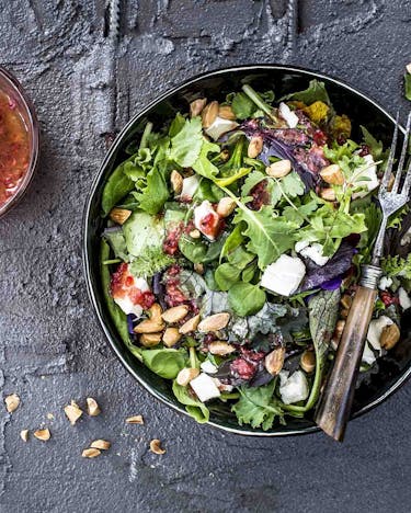 Wildkräuter-Salat mit Himbeer-Vinaigrette und Mandeln