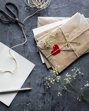 Valentinstagsbriefe mit Herz und Blumen