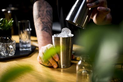 Eiswürfel im Shaker für den Green Beast Cocktail.