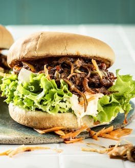 Veganer Pulled Pork Burger aus Bananenschalen