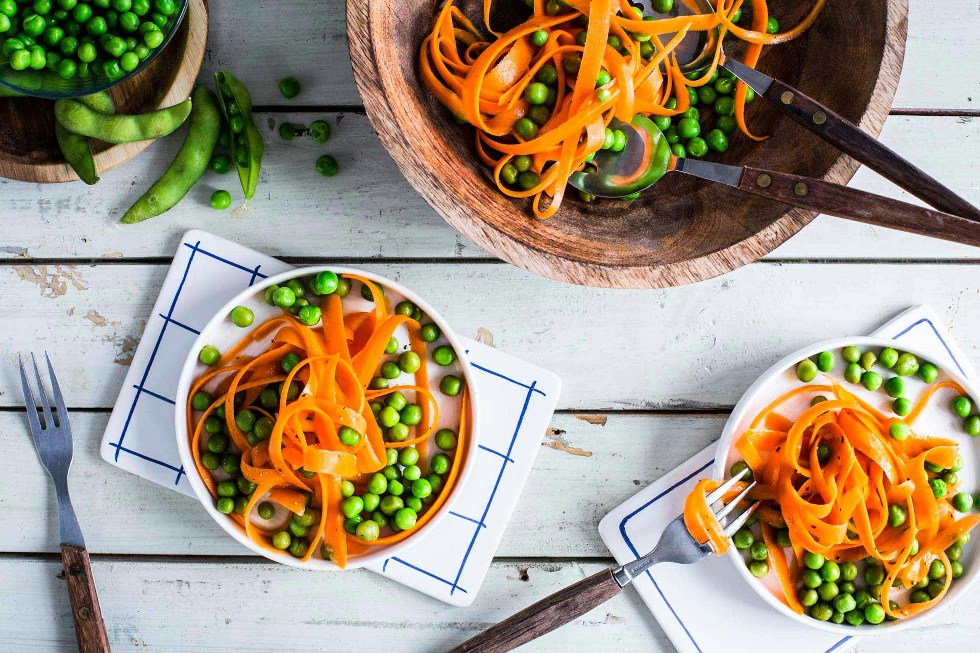 Einfacher Erbsen-Möhrensalat | Rezept | FOODBOOM