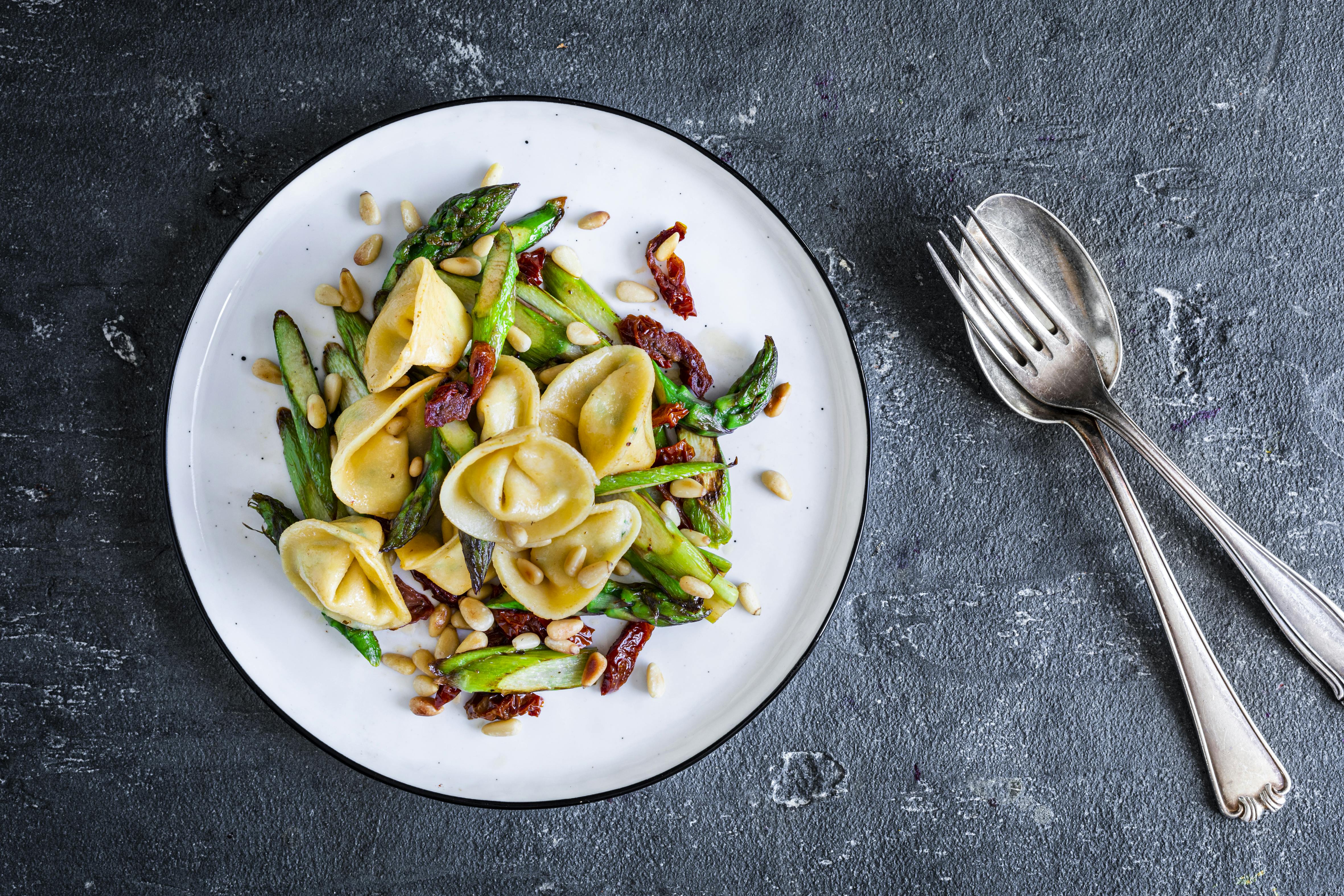 Tortellini mit Taleggio und grünem Spargel | Rezept | FOODBOOM