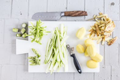 Spargel Kartoffelgratin Mit Rucola Rhabarber Salat Spargel Und Kartoffeln Vorbereiten