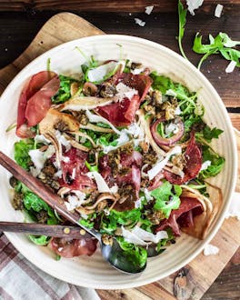 Bresaola-Salat mit frittierte Kapern