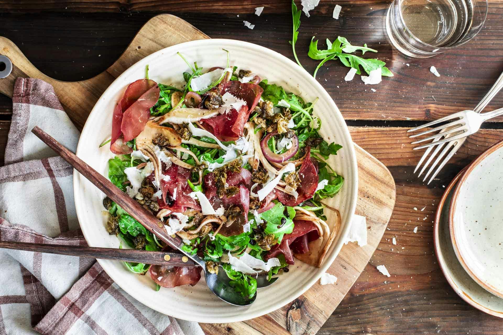 Bresaola-Salat mit frittierten Kapern | Rezept | FOODBOOM