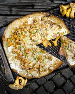 Fladenbrot-Pizza mit Pfifferlingen, Rahm und Frühlingszwiebeln