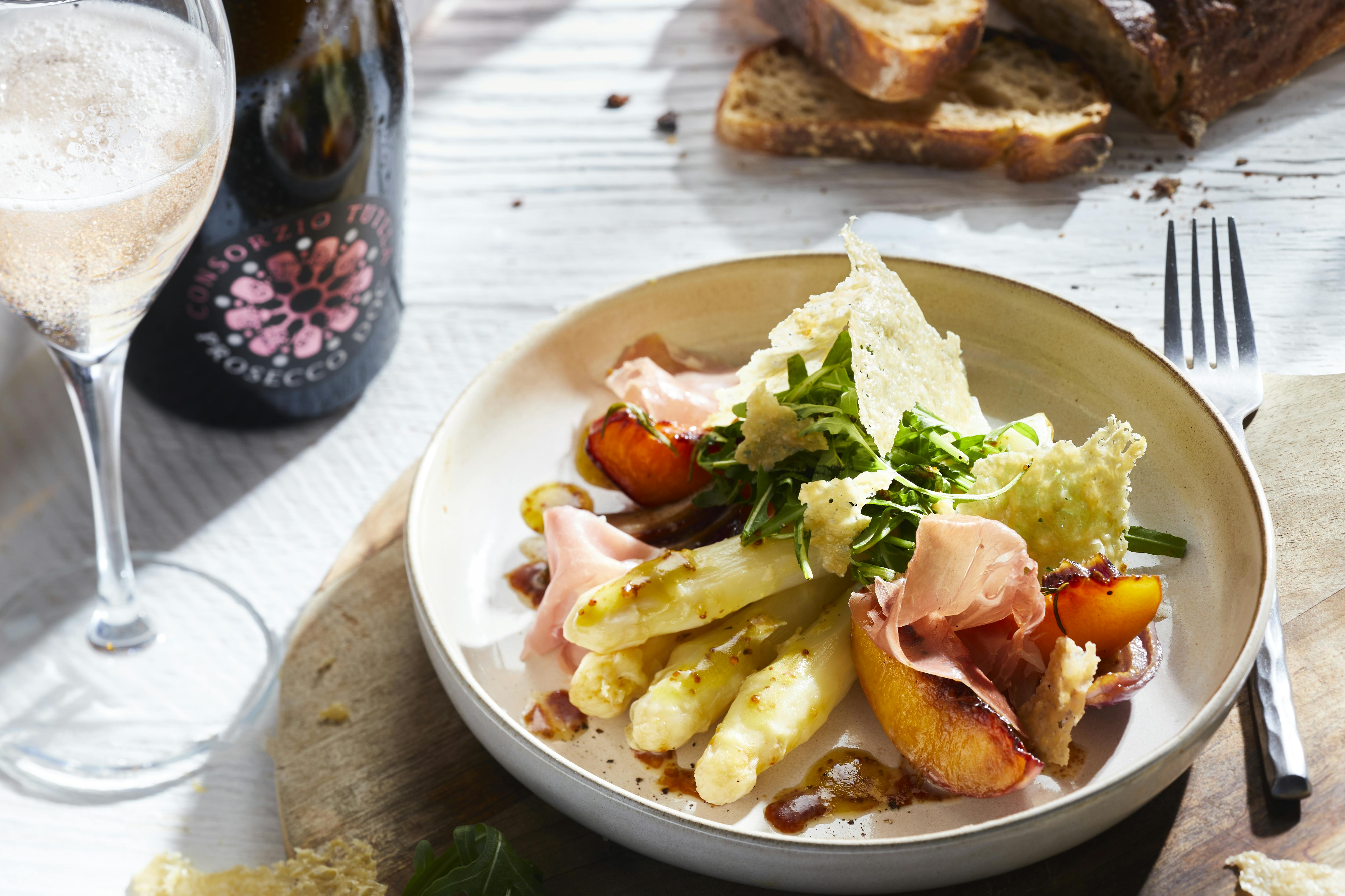 Spargel-Nektarinensalat mit Parmesanchips | Rezept | FOODBOOM