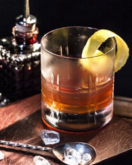 Sazerac Cocktail mit Whisky, Absinth und Bitters.