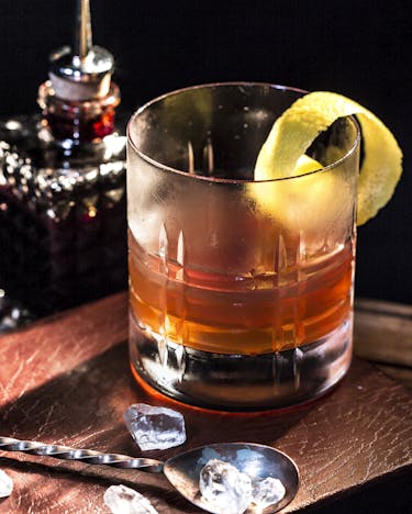 Sazerac Cocktail mit Whisky, Absinth und Bitters.