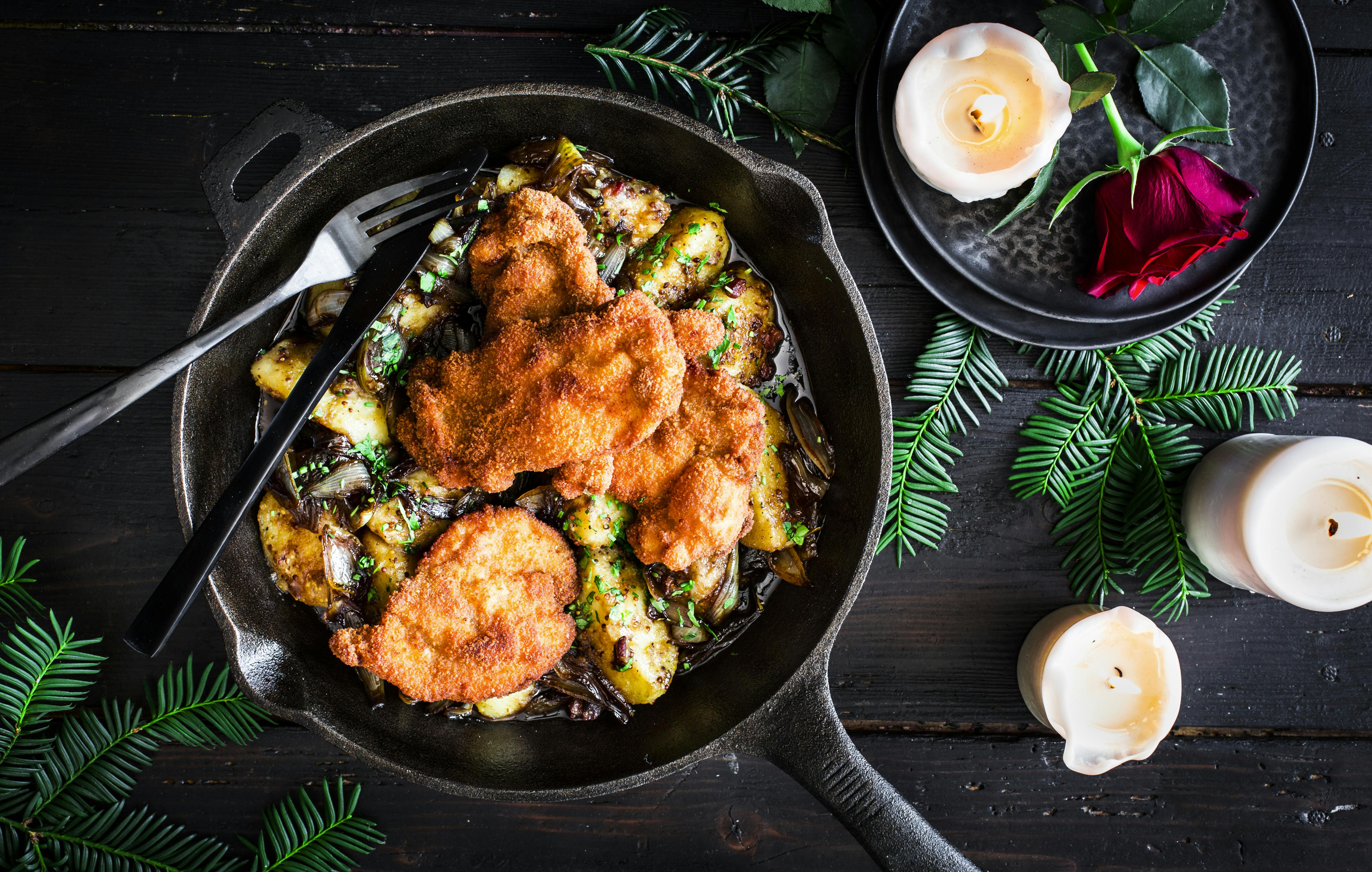 Schnitzel von der Hähnchenkeule mit Speck-Knödeln | Rezept | FOODBOOM
