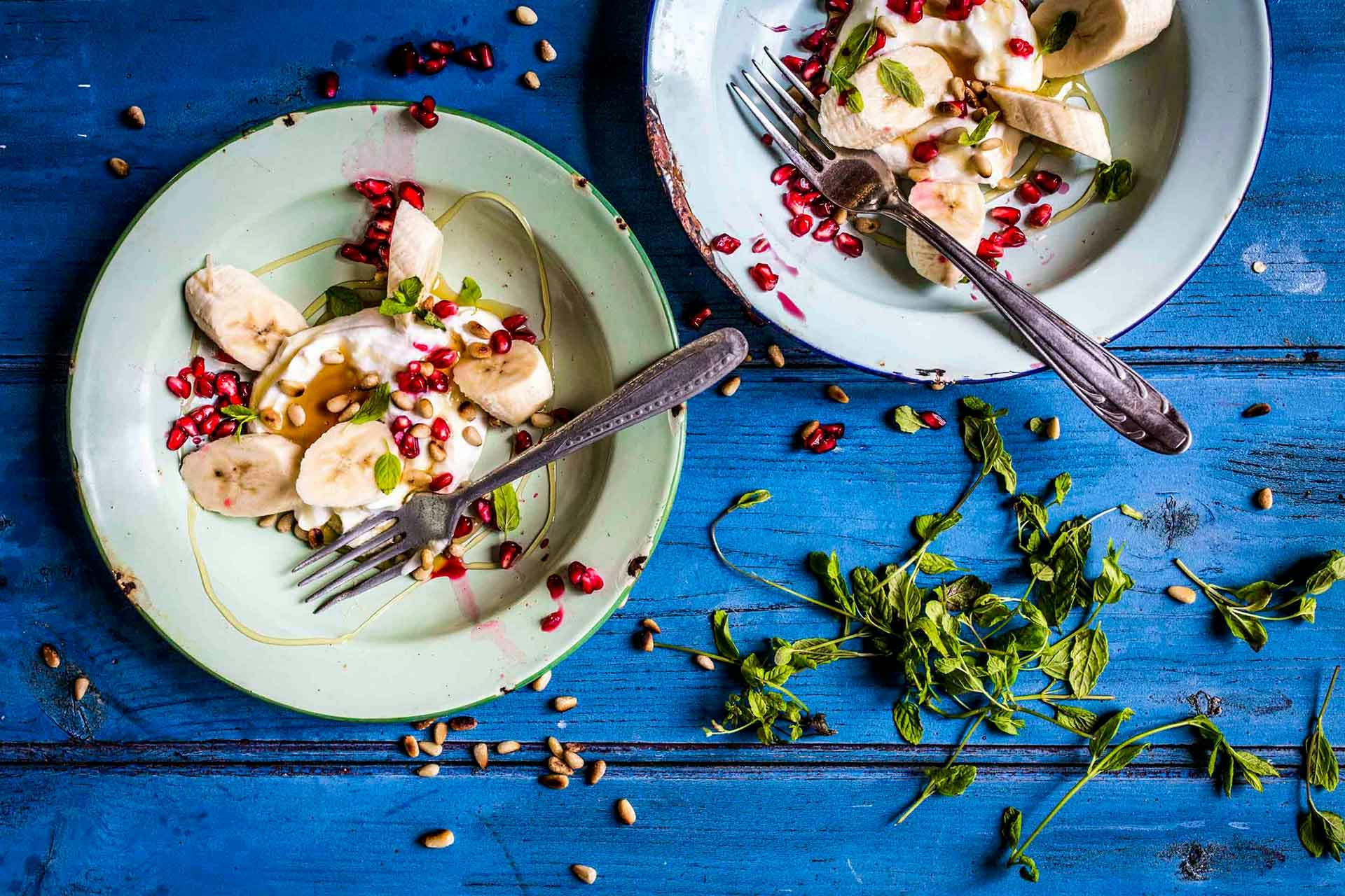 Joghurt mit Banane und Granatapfel | Rezept | FOODBOOM
