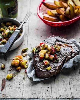 Rib Eye Steak mit scharfer Nektarinen-Salsa und knusprigen Kartoffel-Wedges