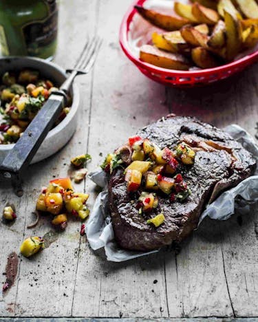 Rib Eye Steak mit scharfer Nektarinen-Salsa und knusprigen Kartoffel-Wedges