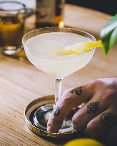 Der Corpse Reviver Cocktail in einer Cocktailschale mit Zitronenzeste.
