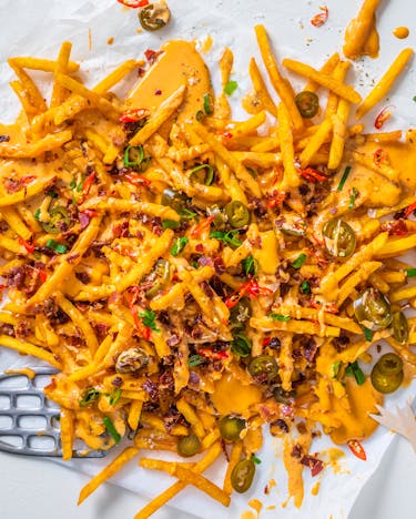 Loaded Chili-Cheese-Fries mit Jalapenos