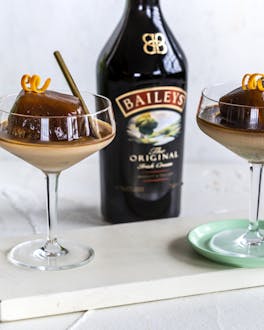 Martini-Gläser mit großem Kaffee-Eiswürfel und Baileys The Original Irish Cream.