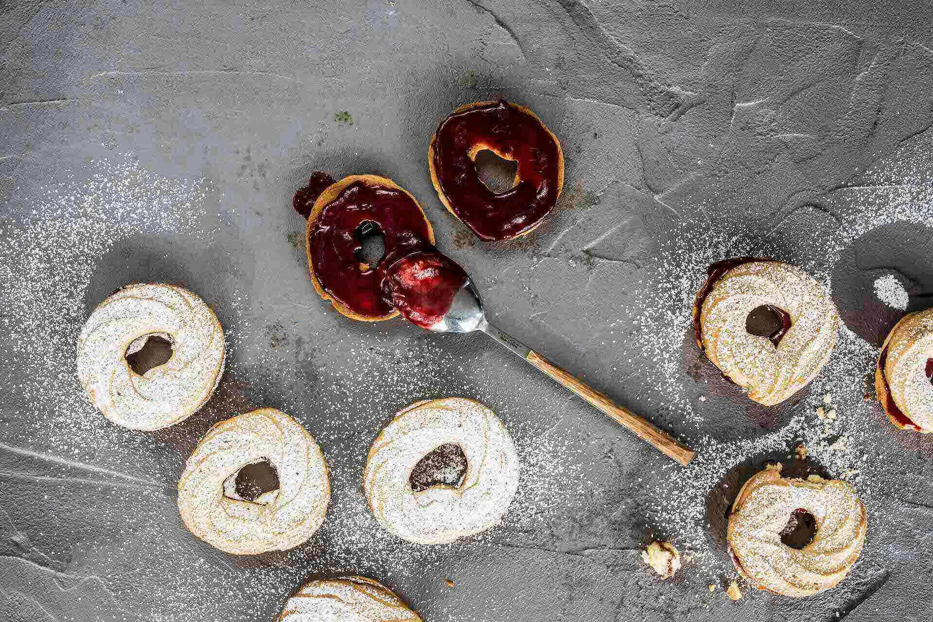 Gefüllte Marzipankringel mit Himbeermarmelade | Rezept | FOODBOOM