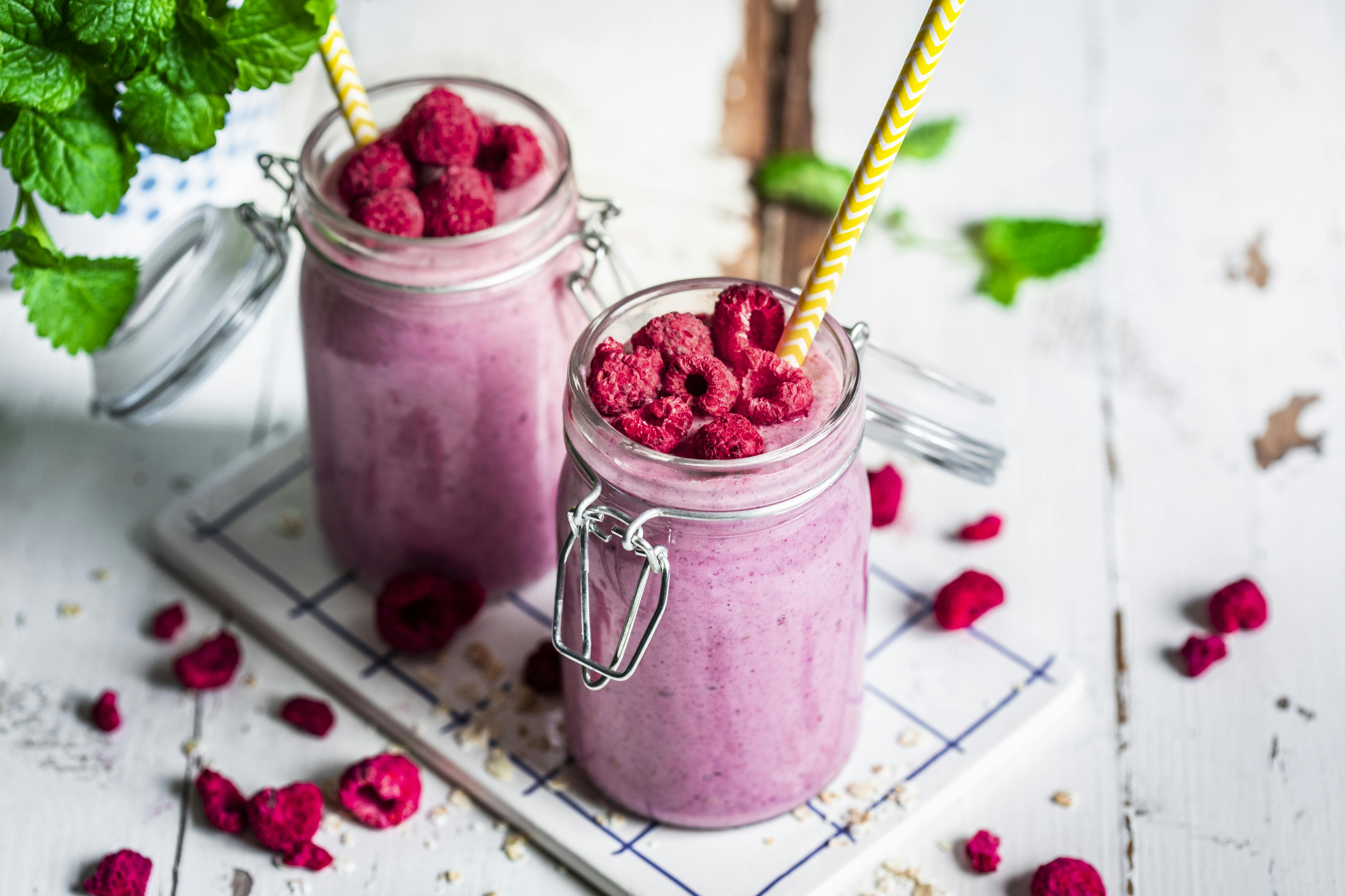 Himbeer-Shake mit Chia und Haferflocken | Rezept | FOODBOOM