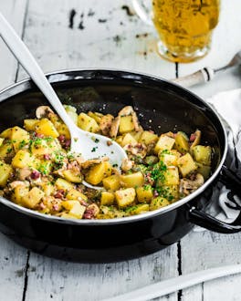 Kartoffelsalat mit Essig und Öl, Speck und Chamignons