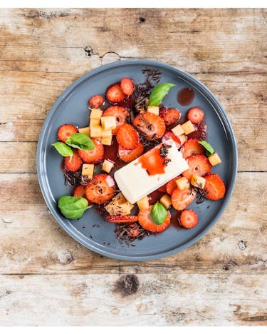 Erdbeer-Melonen-Salat mit Vanilleparfait und Minze
