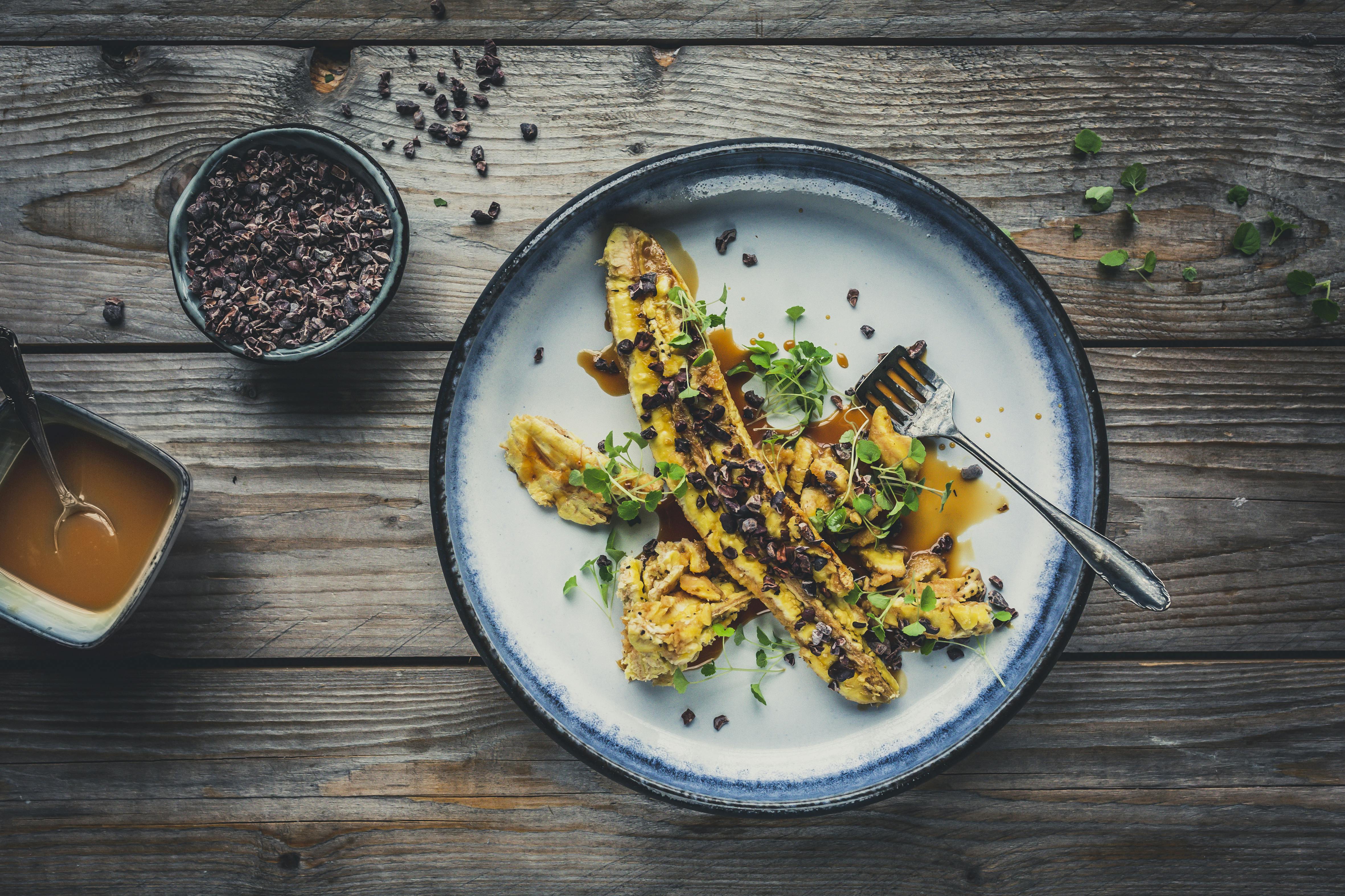 Kochbanane mit Kakaobohnen und Karamellsauce | Rezept | FOODBOOM