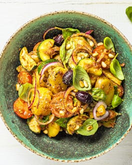 Kartoffelsalat mit Gemüse, Pinienkernen und Pesto Rosso, von oben fotografiert