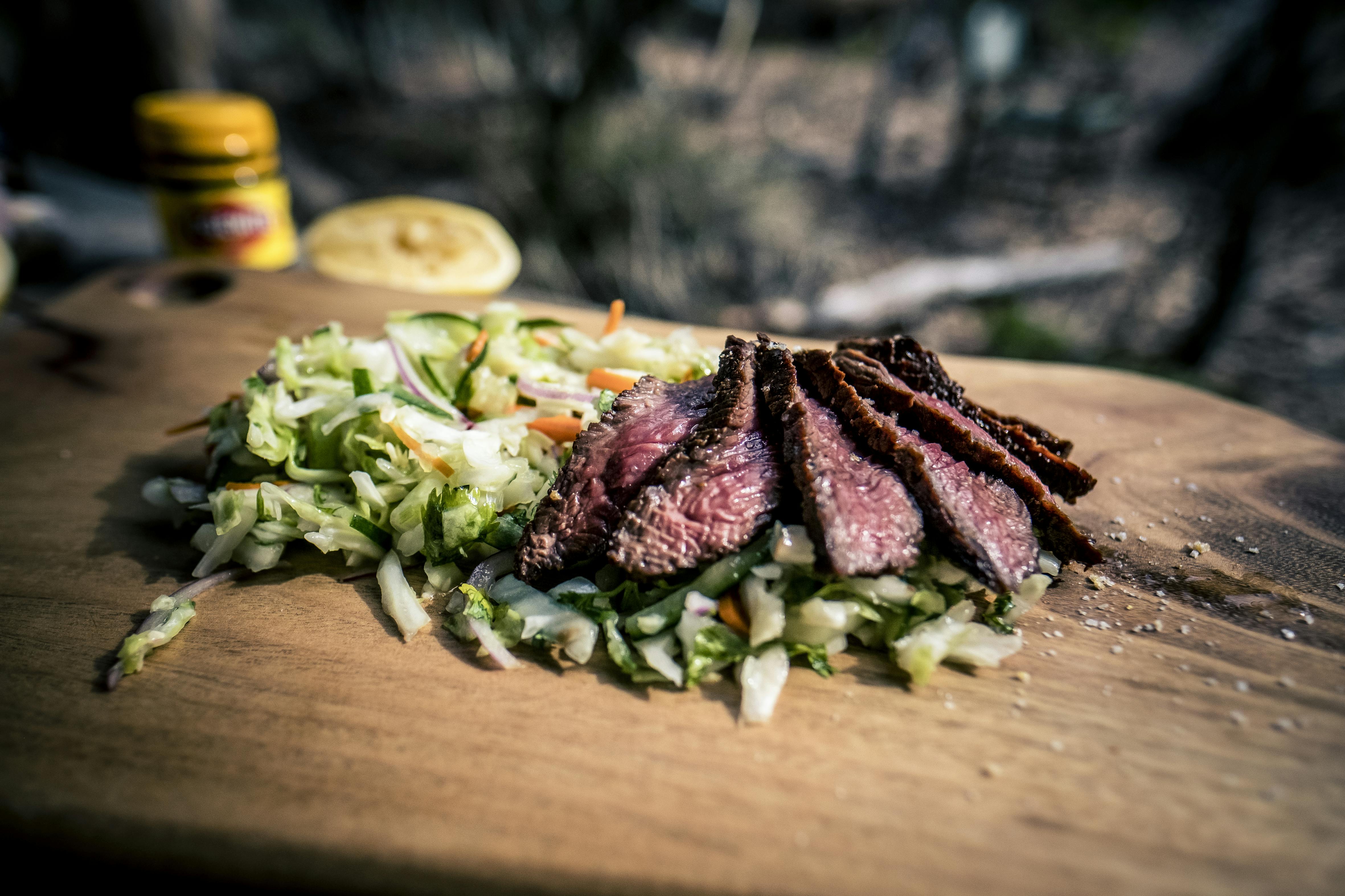 Känguru-Steak in Vegemite-Marinade mit Cole Slaw | Rezept | FOODBOOM