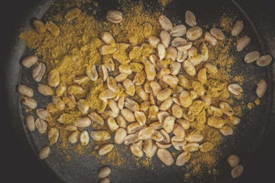 Erdnüsse mit Curry rösten