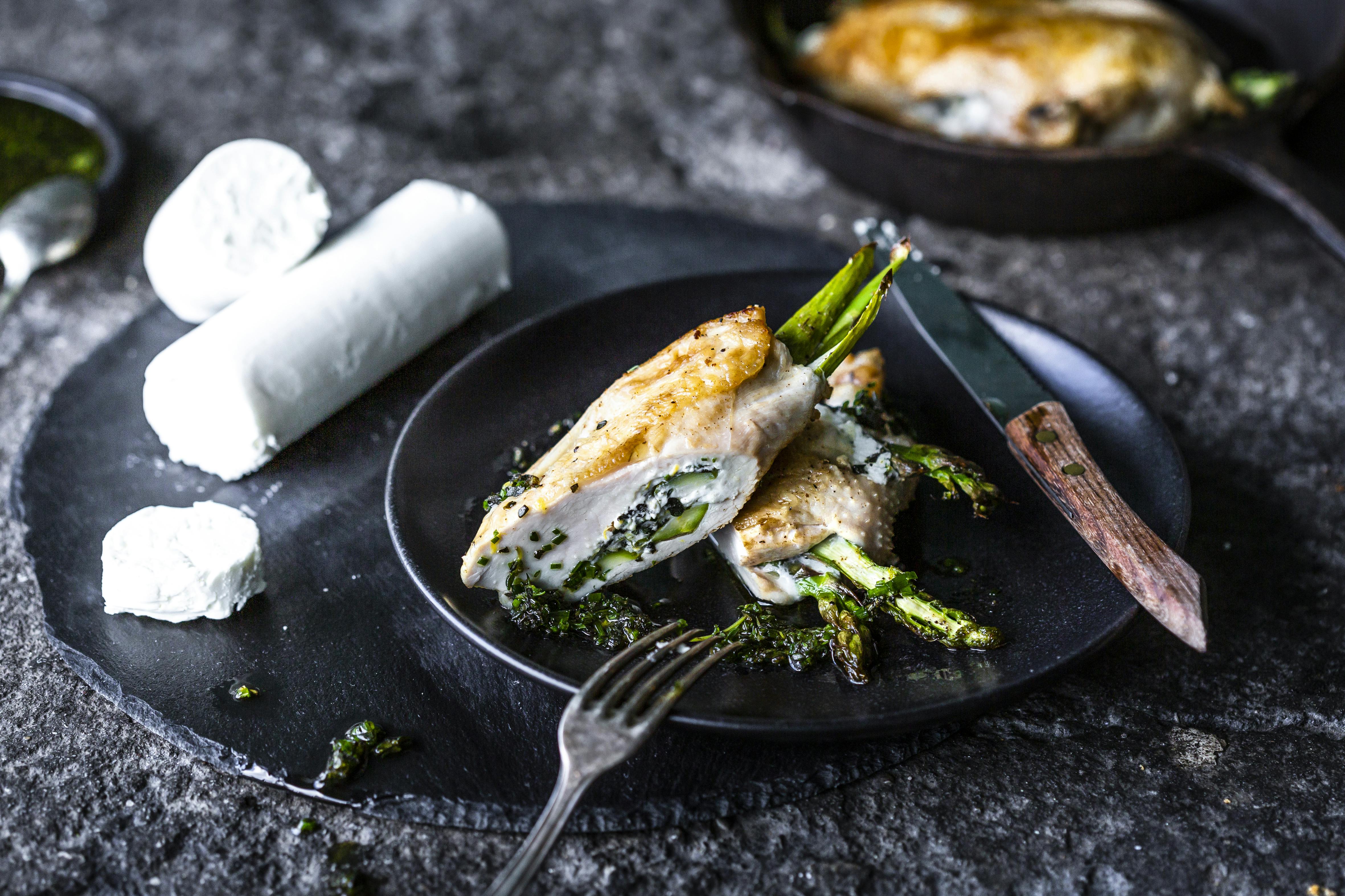 Gefüllte Hähnchenbrust mit Ziegenkäse | Rezept | FOODBOOM