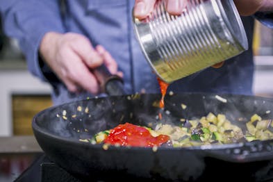 Füllung für vegetarische Mini-Calzoni wird Tomaten abgelöscht