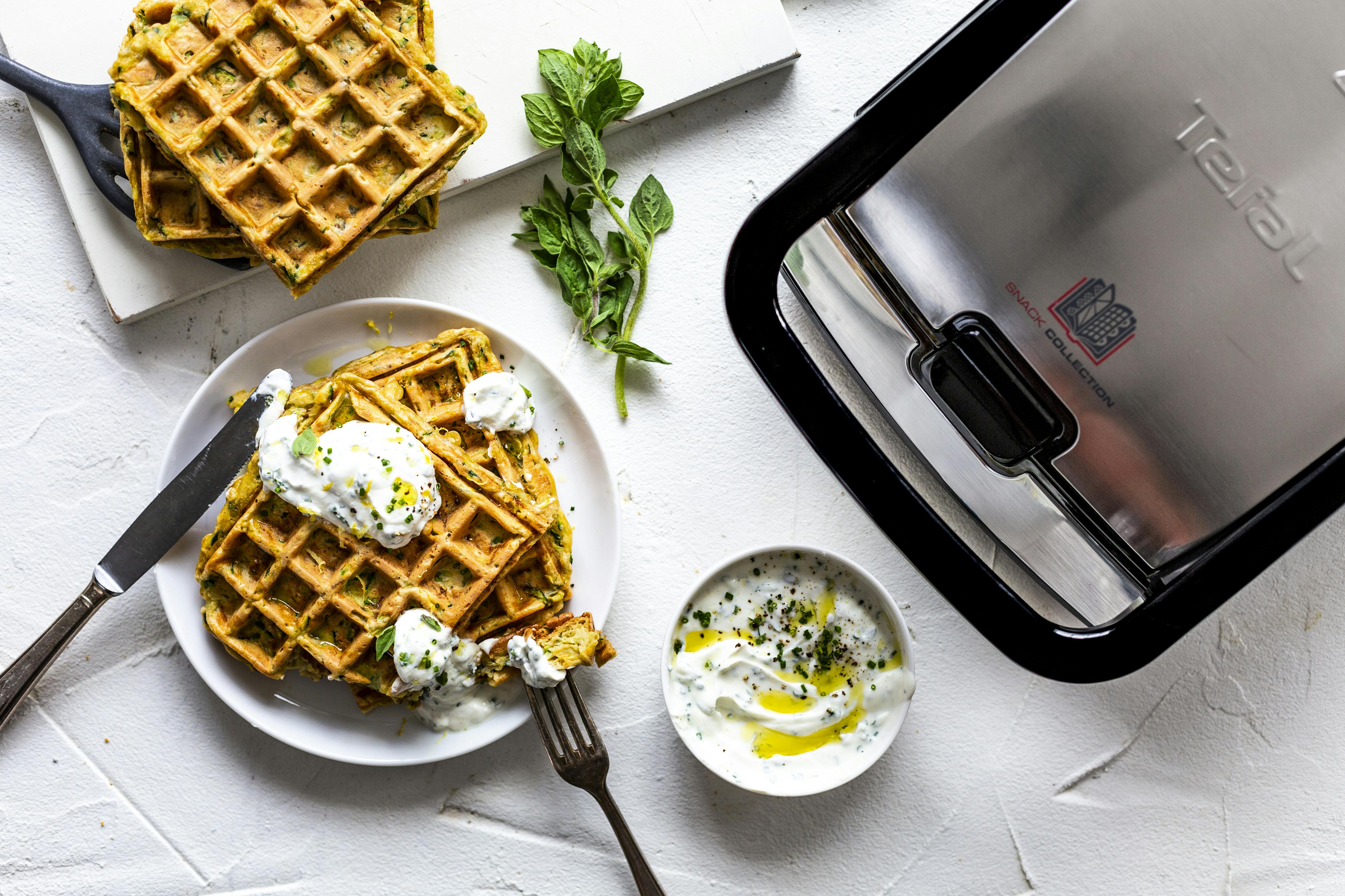 Zucchini-Waffeln mit Kräuter-Knoblauch-Quark | Rezept | FOODBOOM