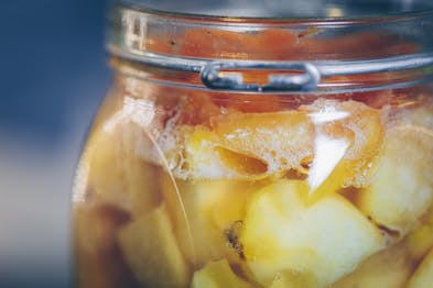 Close-Up von Gärung der Äpfel in Einmachglas für Apfelessig