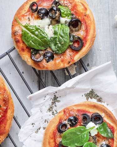 Mini-Pizzas mit Champignons und Oliven